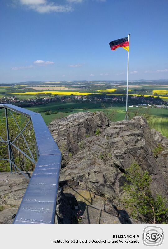 Blick vom Aussichtsplateau auf dem Gipfelfelsen des Oberoderwitzer Spitzbergs.