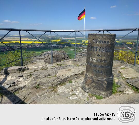 Die Messsäule Station Spitzberg der Königlich Sächsischen Triangulierung von 1864.