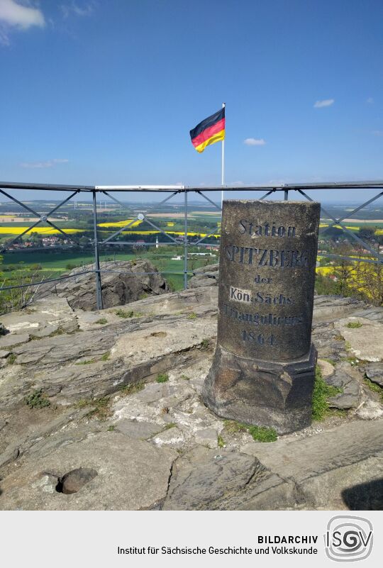 Die Messsäule Station Spitzberg der Königlich Sächsischen Triangulierung von 1864.