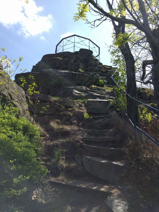 Der Gipfelfelsen mit dem Aussichtsplateau auf dem Oberoderwitzer Spitzberg.