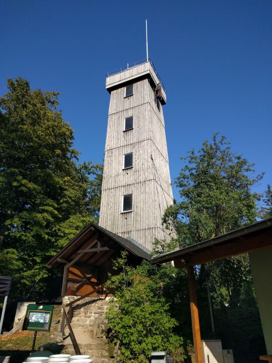 Der Aussichtsturm auf dem Steinberg bei der vogtländischen Gemeinde Steinberg.