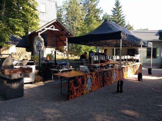 Die Betreiber der Gaststätte auf dem Steinberg gestalten ein großes BBQ.