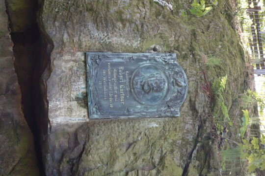 Gedenktafel im Wettinhain auf dem Taurastein in Burgstädt.