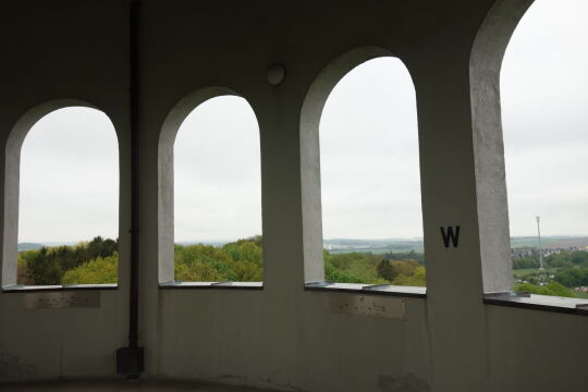 Auf der Aussichtsplattform des Taurasteinturms in Burgstädt.