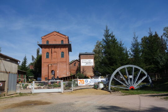 Der zum Aussichtsturm umgestaltete Förderturm im Heimat- und Bergbaumuseum in Reinsdorf bei Zwickau.