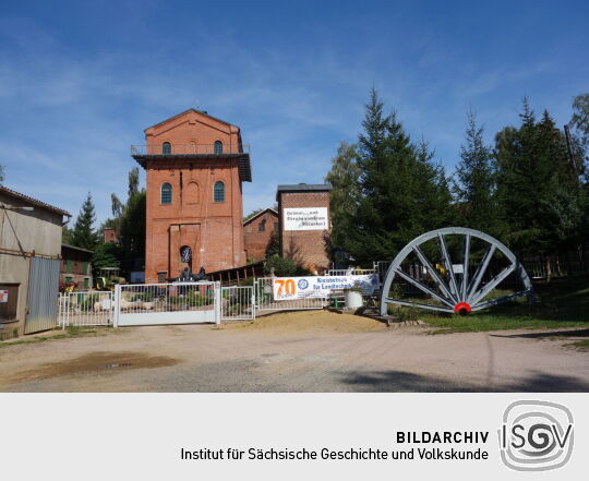 Der zum Aussichtsturm umgestaltete Förderturm im Heimat- und Bergbaumuseum in Reinsdorf bei Zwickau.