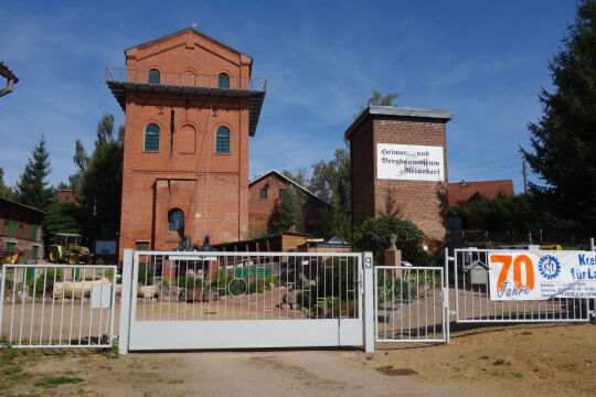 Der zum Aussichtsturm umgestaltete Förderturm im Heimat- und Bergbaumuseum in Reinsdorf bei Zwickau.