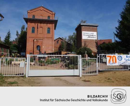 Der zum Aussichtsturm umgestaltete Förderturm im Heimat- und Bergbaumuseum in Reinsdorf bei Zwickau.