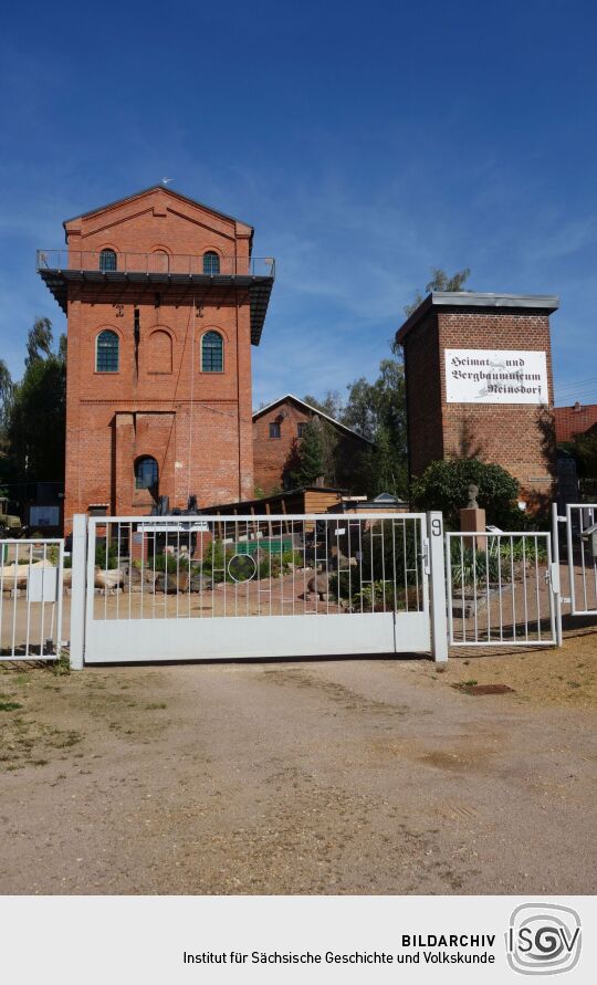 Der zum Aussichtsturm umgestaltete Förderturm im Heimat- und Bergbaumuseum in Reinsdorf bei Zwickau.