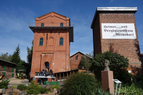 Der zum Aussichtsturm umgestaltete Förderturm im Heimat- und Bergbaumuseum in Reinsdorf bei Zwickau.