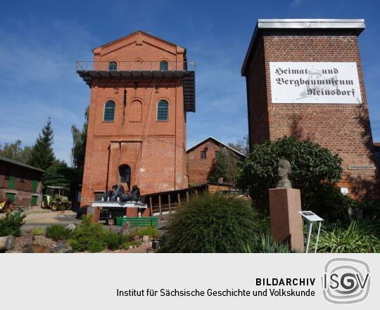 Der zum Aussichtsturm umgestaltete Förderturm im Heimat- und Bergbaumuseum in Reinsdorf bei Zwickau.