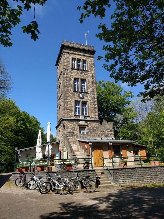 Der König-Johann-Turm auf dem Valtenberg bei Neukirch in der Oberlausitz.