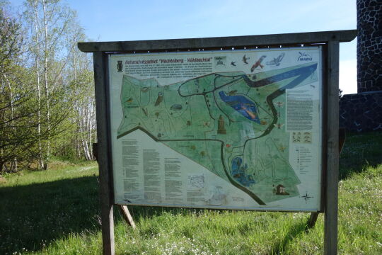 Infotafel auf das Naturschutzgebiet Wachtelberg Mühlbachtal bei Wurzen.