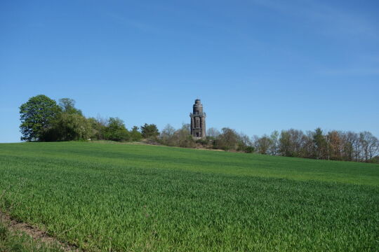 Ansicht des Bismarckturms auf dem Wachtelberg bei Wurzen vom Osterblumenweg.