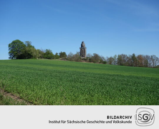 Ansicht des Bismarckturms auf dem Wachtelberg bei Wurzen vom Osterblumenweg.