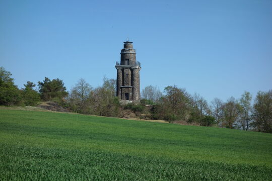 Ansicht des Bismarckturms auf dem Wachtelberg bei Wurzen vom Osterblumenweg.