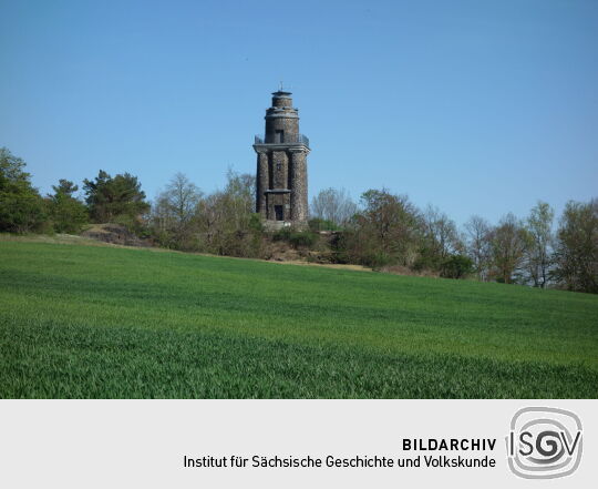 Ansicht des Bismarckturms auf dem Wachtelberg bei Wurzen vom Osterblumenweg.