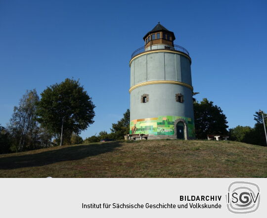 Der heute als Aussichtsturm genutzte, ehemalige Wasserturm von Plauen-Neundorf.