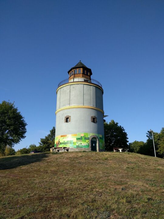 Der heute als Aussichtsturm genutzte, ehemalige Wasserturm von Plauen-Neundorf.