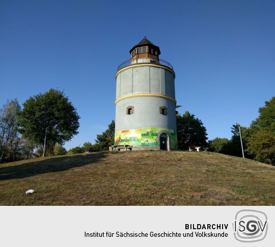 Der heute als Aussichtsturm genutzte, ehemalige Wasserturm von Plauen-Neundorf.