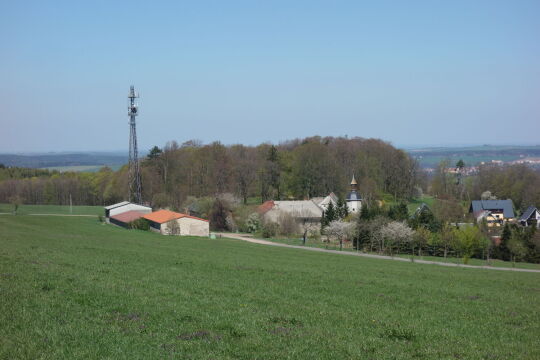 Blick vom historischen Kalkofen zum Schloss Naundorf.