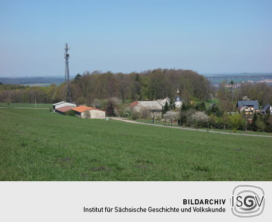 Blick vom historischen Kalkofen zum Schloss Naundorf.