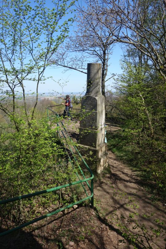 Triangulierungssäule auf dem Gipfel des Wilisch bei Glashütte-Hermsdorf.