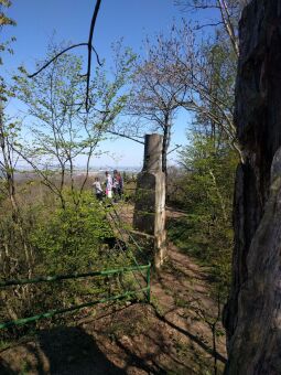 Blick zur ehemaligen Gaststätte vom Gipfel des Wilisch bei Glashütte-Hermsdorf.