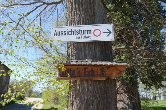 Wegweiser zu Ottos Eck im Gutspark Naundorf bei Dippoldiswalde.