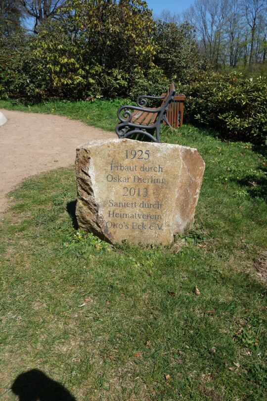 Denkstein im Gutspark Naundorf bei Dippoldiswalde.