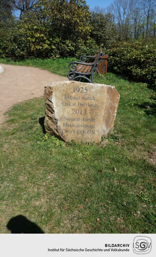 Denkstein im Gutspark Naundorf bei Dippoldiswalde.