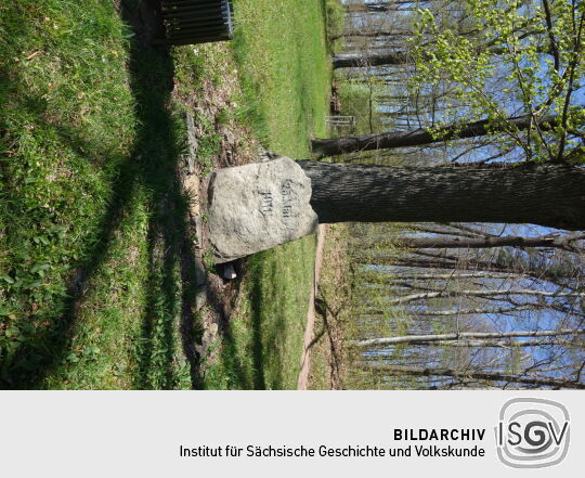 Denkstein im Gutspark Naundorf bei Dippoldiswalde.