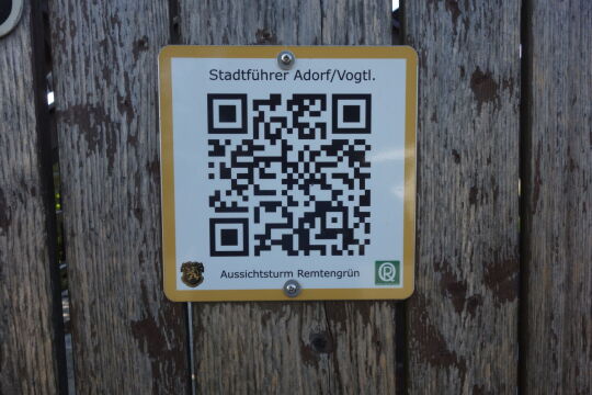 Infotafel mit QR_Code zur Situation des Aussichtsturms auf der Remtengrüner Höhe bei Adorf 2017.