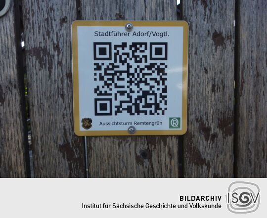 Infotafel mit QR_Code zur Situation des Aussichtsturms auf der Remtengrüner Höhe bei Adorf 2017.