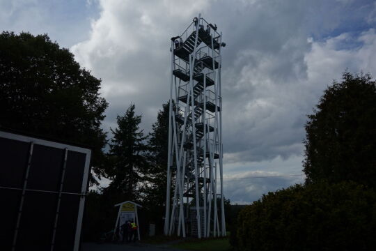 Der neue Aussichtsturm auf der Remtengrüner Höhe in Adorf-Remtengrün.