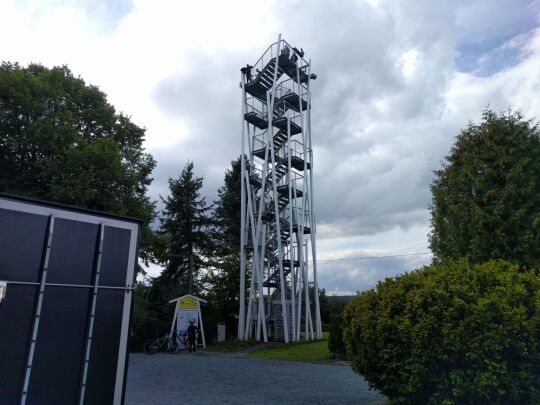 Der neue Aussichtsturm auf der Remtengrüner Höhe in Adorf-Remtengrün.