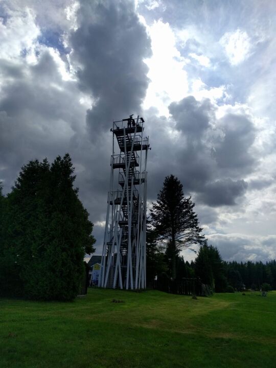 Der neue Aussichtsturm auf der Remtengrüner Höhe in Adorf-Remtengrün.