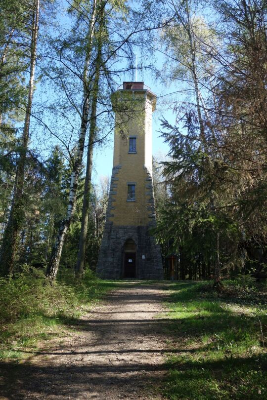 Der Aussichtsturm auf der Wilhelmshöhe bei Perlas.
