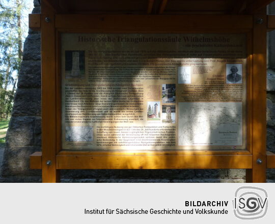 Infotafel zur Triangulationssäule auf der Wilhelmshöhe bei Perlas.