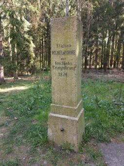 Die Triangulationssäule auf der Wilhelmshöhe bei Perlas.