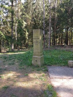 Die Triangulationssäule auf der Wilhelmshöhe bei Perlas.