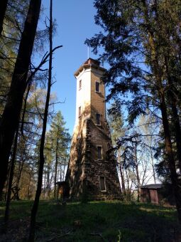 Der Aussichtsturm auf der Wilhelmshöhe bei Perlas.