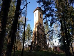 Der Aussichtsturm auf der Wilhelmshöhe bei Perlas.