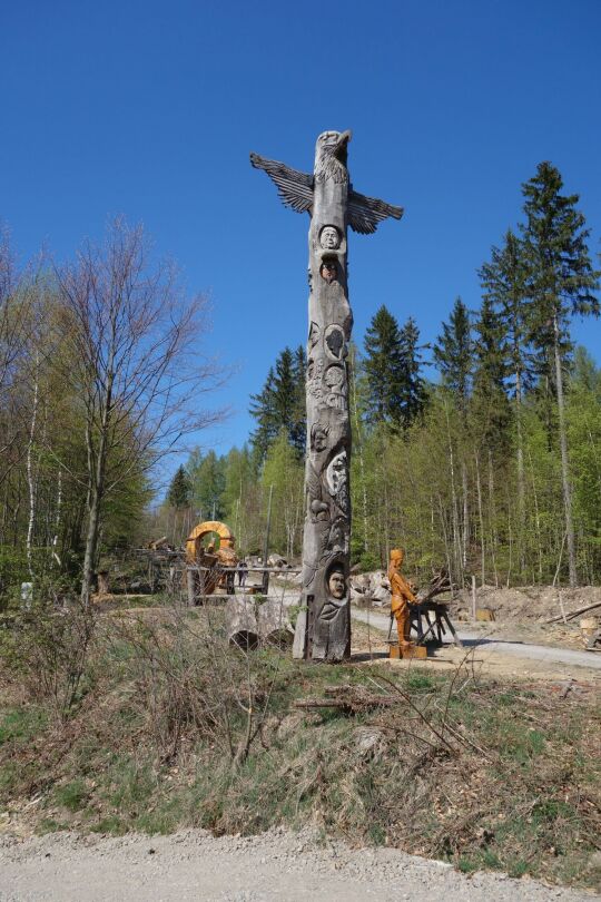 In Blockhausen, einem internationalem Zentrum für Kettensägekunst.