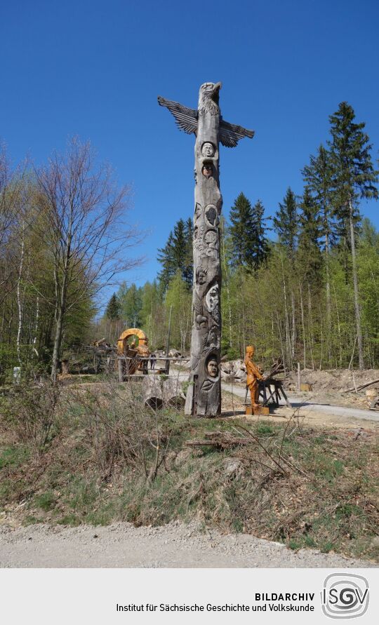 In Blockhausen, einem internationalem Zentrum für Kettensägekunst.