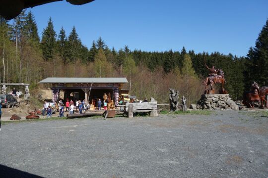 In Blockhausen, einem internationalem Zentrum für Kettensägekunst.