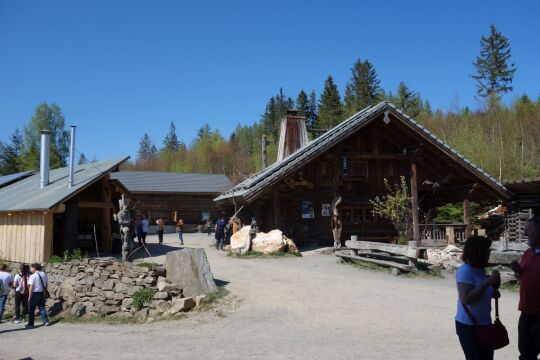 In Blockhausen, einem internationalem Zentrum für Kettensägekunst.