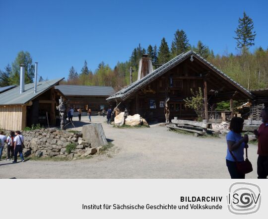 In Blockhausen, einem internationalem Zentrum für Kettensägekunst.