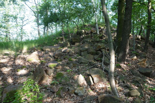 Die Reste des Wettinturms auf dem Burgberg bei Lastau.