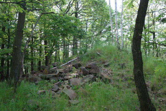 Die Reste des Wettinturms auf dem Burgberg bei Lastau.